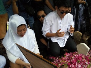 Tangis Haru Mengiringi Pemakaman Personel Seventeen & Dylan Sahara