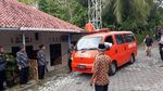 Tangis Istri Iringi Kepulangan Jenazah Andi Seventeen