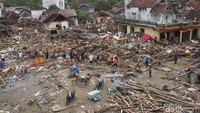 Mereka berusaha menuju ke tempat yang lebih tinggi.