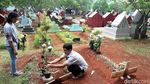 Hari Natal, Pemakaman Katolik Ramai Didatangi Peziarah