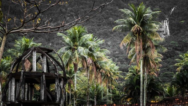 Di belakang Park Albanoel, lanskap lembah dan air terjun menambah kecantikannya. Namun, bagi yang mau menjelajahinya lebih jauh harap berhati-hati (CNN Travel/Christopher Jones) Di belakang Park Albanoel, lanskap lembah dan air terjun menambah kecantikannya. Namun, bagi yang mau menjelajahinya lebih jauh harap berhati-hati (CNN Travel/Christopher Jones)