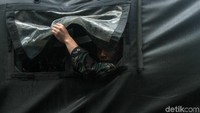 Anggota TNI mengevakuasi warga Tanjung Lesung.
