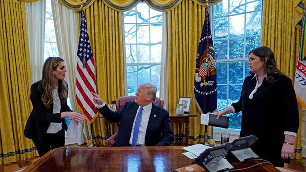 U.S. President Donald Trump confers with White House Communications Director Hope Hicks (L) as White House Press Secretary Sarah Sanders listens during an interview with Reuters at the White House in Washington, U.S., January 17, 2018. Reuters photographer Kevin Lamarque: 