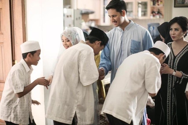 Randi Bachtiar sang suami memilih baju koko bernuansa biru. Warna denim jeans itu tampak serasi denhan busana yang dipakai Tasya. Foto: Instagram/@therightwave