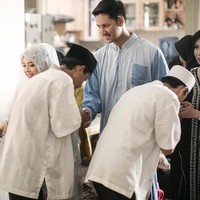 Randi Bachtiar sang suami memilih baju koko bernuansa biru. Warna denim jeans itu tampak serasi denhan busana yang dipakai Tasya. Foto: Instagram/@therightwave