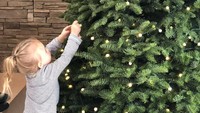 Ini adalah anak pebalap Inggris Cal Crutchlow yang sedang menghias pohon natal. (Instagram)