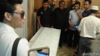 Pagi tadi jenazah Dylan tiba bersama Ifan dan disambut tangis haru.
