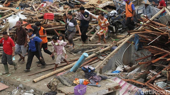 Selfie di lokasi bencana bisa menimbukan efek trauma bagi korban. (Foto: Rifkianto Nugroho) Selfie di lokasi bencana bisa menimbukan efek trauma bagi korban. (Foto: Rifkianto Nugroho)