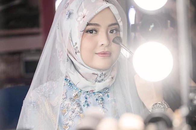 Dress itu ia padukan dengan hijab segi empat motif berwarna senada. Ia memakai hijab tersebut dengan gaya sederhana yaitu diikat ke belakang. Foto: Instagram/@therightwave