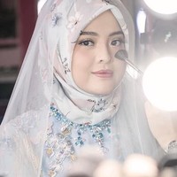 Dress itu ia padukan dengan hijab segi empat motif berwarna senada. Ia memakai hijab tersebut dengan gaya sederhana yaitu diikat ke belakang. Foto: Instagram/@therightwave