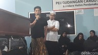 Ifan yang mengenakan kaus hitam dan kain batik coklat tampak berusaha tegar. Foto: Ifan Seventeen gelar tahlil untuk Dylan dan Andi / Desi Puspasari