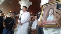 Ifan tampak tabah dan tegar kala harus melepas istri tercintanya itu akibat tsunami Banten yang terjadi saat dirinya tengah manggung bersama Seventeen.