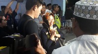 Suasana ketika jenazah Dylan Sahara tiba di kargo Bandara Halim Perdanakusuma. Ifan dan mertuanya mencoba tegar. Foto: Ibunda Dylan Sahara / Desi Puspasari