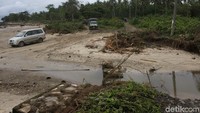 Wilayah yang letaknya 80-90 km dari wilayah Tanjung Lesung ini melewati pesisir pantai.