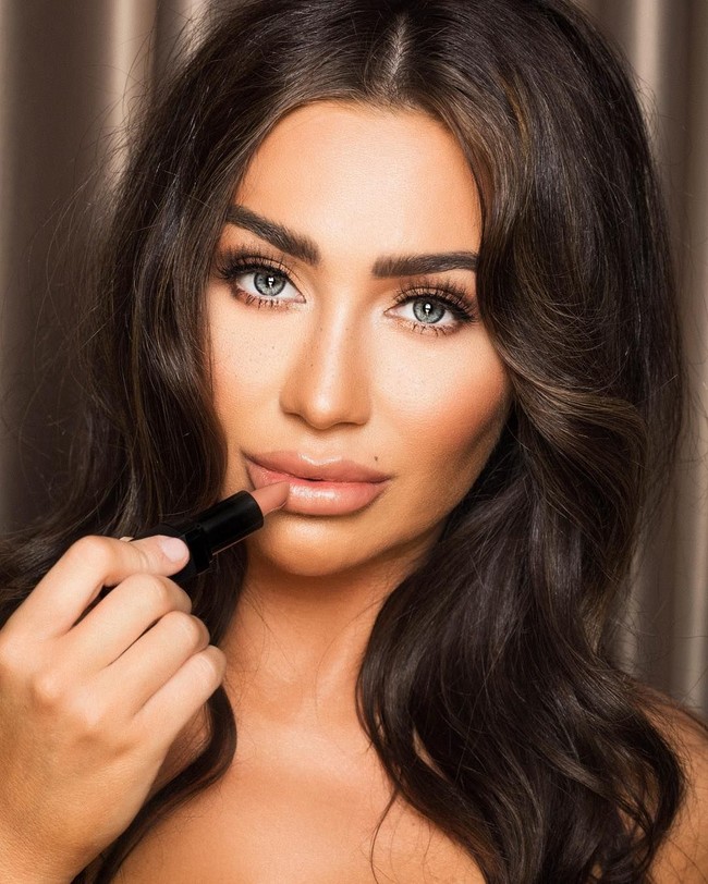 Lauren Rose Goodger baru-baru ini jadi sensasi setelah mengunggah foto di Instagram saat mengenakan bikini bernuansa putih. Banyak netizen mengklaim bahwa fotonya itu palsa dan Lauren adalah seorang penipu. Foto: Instagram @laurenrosegoodger