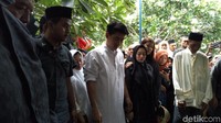 Ifan tampil dengan busana putih mengikuti jenazah sang istri yang terbungkus kain kafan.