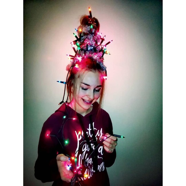Penampilan nyentrik dari wanita lainnya yang mengubah gaya rambutnya jadi pohon natal. Foto: Instagram