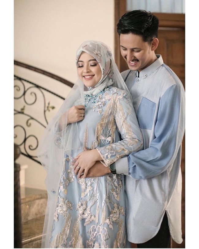 Pada Sabtu (22/12/2018), Tasya dan Randi mengadakan pengajian empat bulanan di rumahnya. Keduanya kompak memakai busana muslim. Foto: Instagram/@therightwave