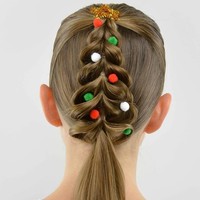 Tampil berbeda dengan gaya rambut yang dikepang jadi pohon Natal dan dihiasi beberapa pernak-pernik ini juga terlihat unik. Foto: Instagram