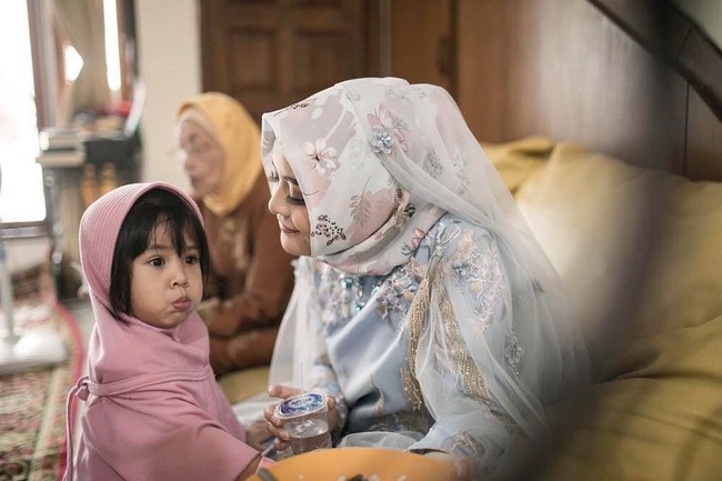 Alhamdulillah the little one is 4 month old inside your womb. Its always fascinating how you care for other children, i know you will be a great mother for us, tulis Randy di Instagram-nya. Foto: Instagram/@therightwave