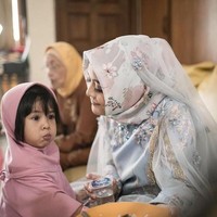 Alhamdulillah the little one is 4 month old inside your womb. Its always fascinating how you care for other children, i know you will be a great mother for us, tulis Randy di Instagram-nya. Foto: Instagram/@therightwave