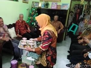 Melihat Keharmonisan Warga Muslim Bantu Pendeta Rayakan Natal