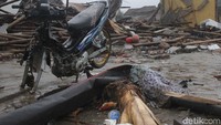 Sejumlah kendaraan warga juga rusak diterjang air laut.