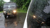 Sementara TNI mengerahkan mobil truknya.