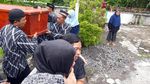 Tangis Istri Iringi Kepulangan Jenazah Andi Seventeen