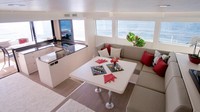 Dapur listrik dan ruang tamu. Foto: Dok. Silent Yachts