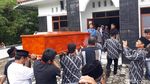 Tangis Istri Iringi Kepulangan Jenazah Andi Seventeen