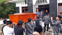 Jenazah pun langsung di shalatkan di masjid Al-Ikhlas.