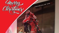 Danilo Petrucci, rekan setim Andrea Dovizioso di Ducati musim depan ini memberikan ucapan natal di akun instagram dengan hiasan sinterklas. Nuansa merah ala Ducati cocok dengan tema Natal. (Instagram)