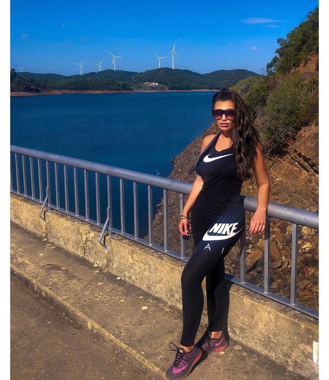 Pohonnya agak kabur. Penipu, kritik netizen. Lagi-lagi Lauren telah mengedit foto di pinggangnya. Berhentilah mendorong dan membodohi wanita, kritik yang lainnya. Foto: Instagram @laurenrosegoodger