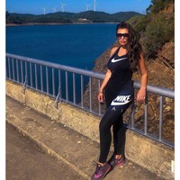 Pohonnya agak kabur. Penipu, kritik netizen. Lagi-lagi Lauren telah mengedit foto di pinggangnya. Berhentilah mendorong dan membodohi wanita, kritik yang lainnya. Foto: Instagram @laurenrosegoodger