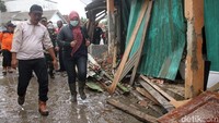 Dengan menggunakan sepatu boat Irna mendatangi warganya.