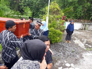 Isak Tangis Keluarga Iringi Kedatangan Jenazah Andi Seventeen