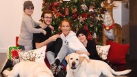 Meski tanpa mendiang suaminya, Celine Dion tampak berbahagia melewati Natal dengan putra-putranya itu. Dok. Instagram