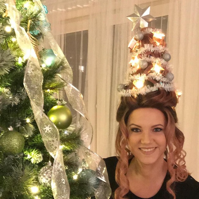 Rambut berbentuk kerucut dengan lampu yang menyala ini pun tak kalah mencuri atensi. Foto: Instagram