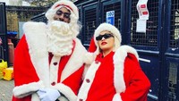 Rita Ora dan Idris Elba yang berpakaian layaknya Santa kala menjenguk anak-anak di rumah sakit. Dok. Instagram