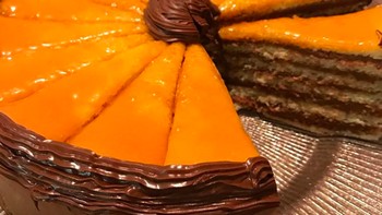 Di Hungaria, mereka punya kue tradisional bernama dobos. Kue ini terdiri dari 6 lapisan biskuit dengan krim coklat dan karamel. Foto: Instagram @dragana_isakovic via Bright Side