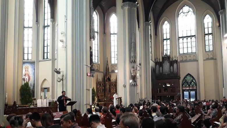 Ada Penerjemah Bahasa Isyarat di Katedral saat Misa Natal Pontifikal Ada Penerjemah Bahasa Isyarat di Katedral saat Misa Natal Pontifikal