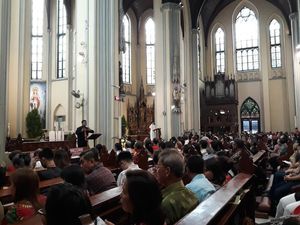 Ada Penerjemah Bahasa Isyarat di Katedral saat Misa Natal Pontifikal