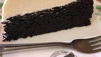 Di Irlandia, mereka punya hidangan spesial saat Natal bernama Guinness cake. Kue ini dimasak dengan bir hitam sehingga rasanya cakenya unik. Foto: Instagram @blackbirdbakerylondon via Bright Side