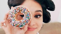 Camilan manis seperti donat juga jadi salah satu makanan favoritnya. Saking sukanya, donat bertopping lelehan cokelat dan meisjes warna warni itu bisa ia lahap selama 60 detik! Foto: Instagram piawurtzbach