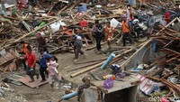 Warga Kec, Sumur, Pandegelang, Banten, tampak panik berlarian menyelamatkan diri, Selasa (25/12).