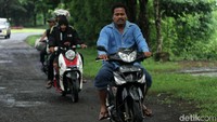 Warga pun bergerak menuju daerah yang lebih tinggi dengan sepeda motor.