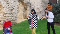 Kali ini Diana sedang asyik liburan bareng keluarganya. Diana membekali dirinya dengan segelas kopi. Foto: instagram @dianarikasari