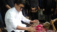 Ifan mengenakan pakaian putih mengantar jenazah sang istri ke pemakaman. Foto: Caroline Pebrianti/detikFoto