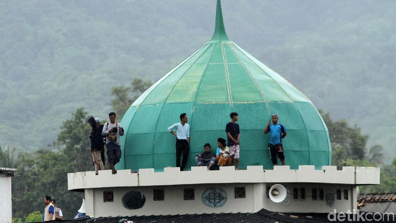 Kepanikan Warga Sumur Dengar Ombak Naik Warga di daerah Sumur, Pandegelang, Banten, kembali panik. Mereka berlarian ke lokasi lebih tinggi karena mendengar informasi bahwa ombak terlihat naik.